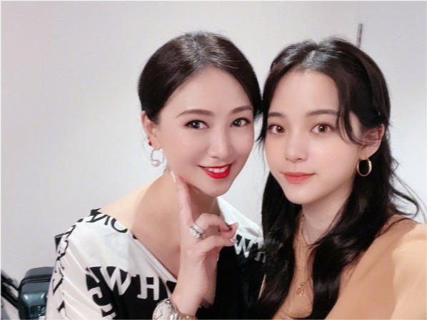 时尚风行派|翁虹一家三口罕见聚齐！13岁女儿颜值大逆袭，同框欧阳娜娜竟不输