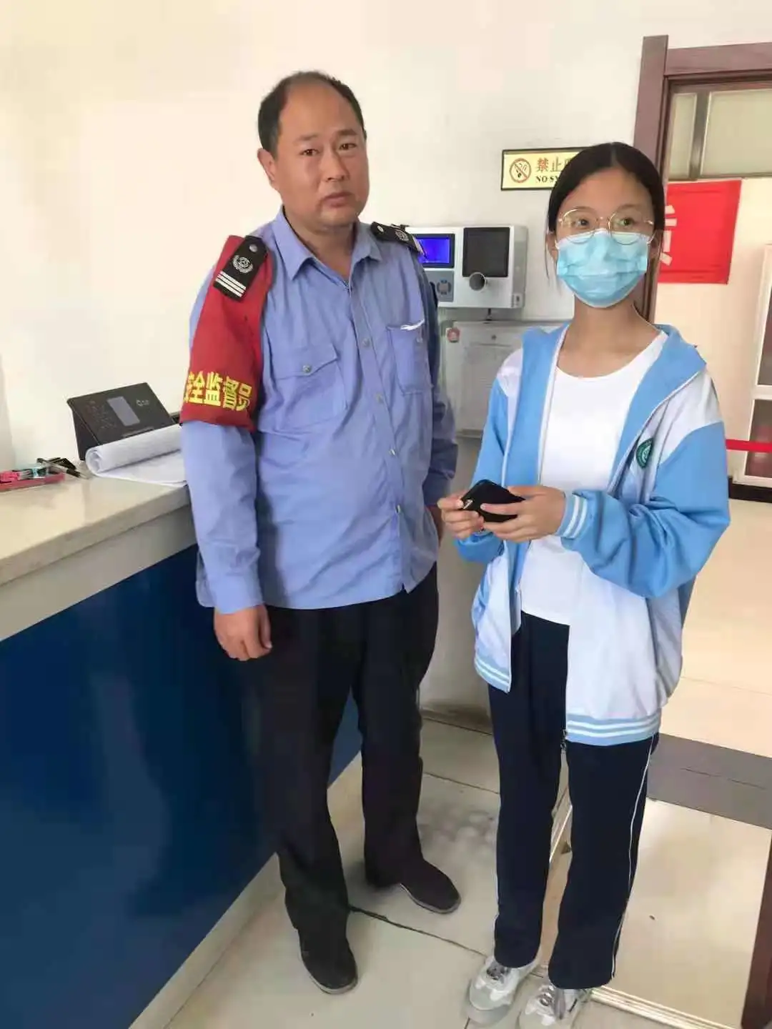 金乡生活网 金乡城际公交好司机，捡拾手机还失主！