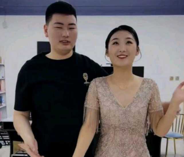 陈亚男|陈亚男放飞自我？疑不顾朱单伟感受，跟新搭档直播跳“开火车”