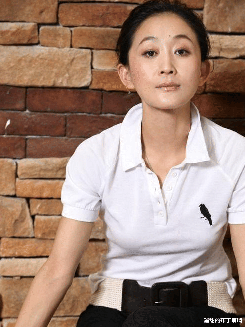 |60岁老戏骨巫刚，和陈瑾现身街头被拍，他和发妻离婚后，至今单身