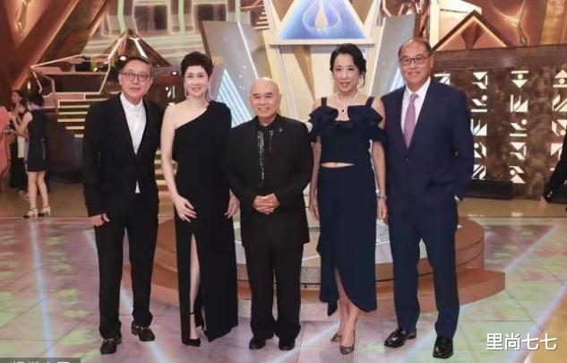 朱玲玲|朱玲玲现身港姐决赛，一条绿宝石项链闪耀全场，豪门气场拿捏了