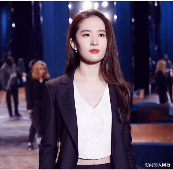 刘亦菲|刘亦菲罕见逛奢侈品店！穿男友风西装戴墨镜表情高冷，巨星架子大