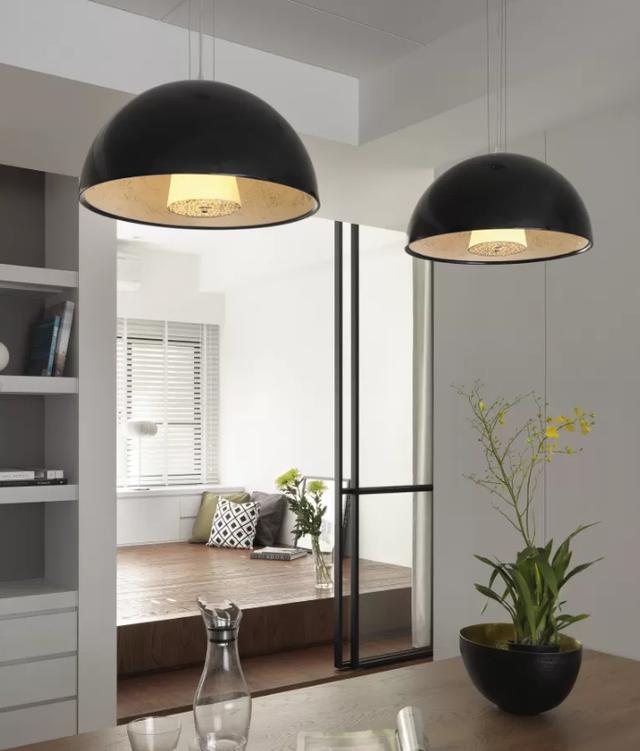 同样是长走道式玄关,她家不用老一套,一侧打榻榻米,多一份惬意