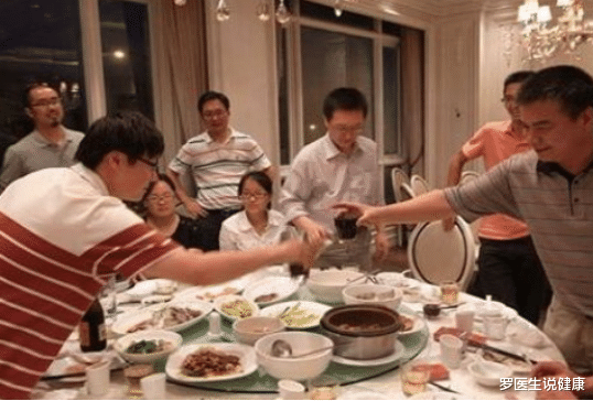 罗医生说健康|30岁男子，深夜脑梗离世，医生：睡前常喝“1水”，迟早变成酸奶血