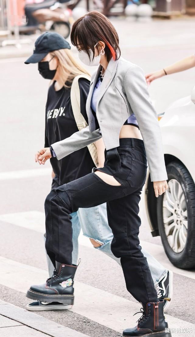 胡歌|古力娜扎弄挑染短发上班，与赵丽颖2位顶流同框，穿露脐装太抢镜