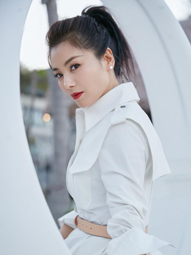 可馨育娃|刘涛是个不容忽视的女人,穿一身白都这么有气场,“小鸟腿”好美