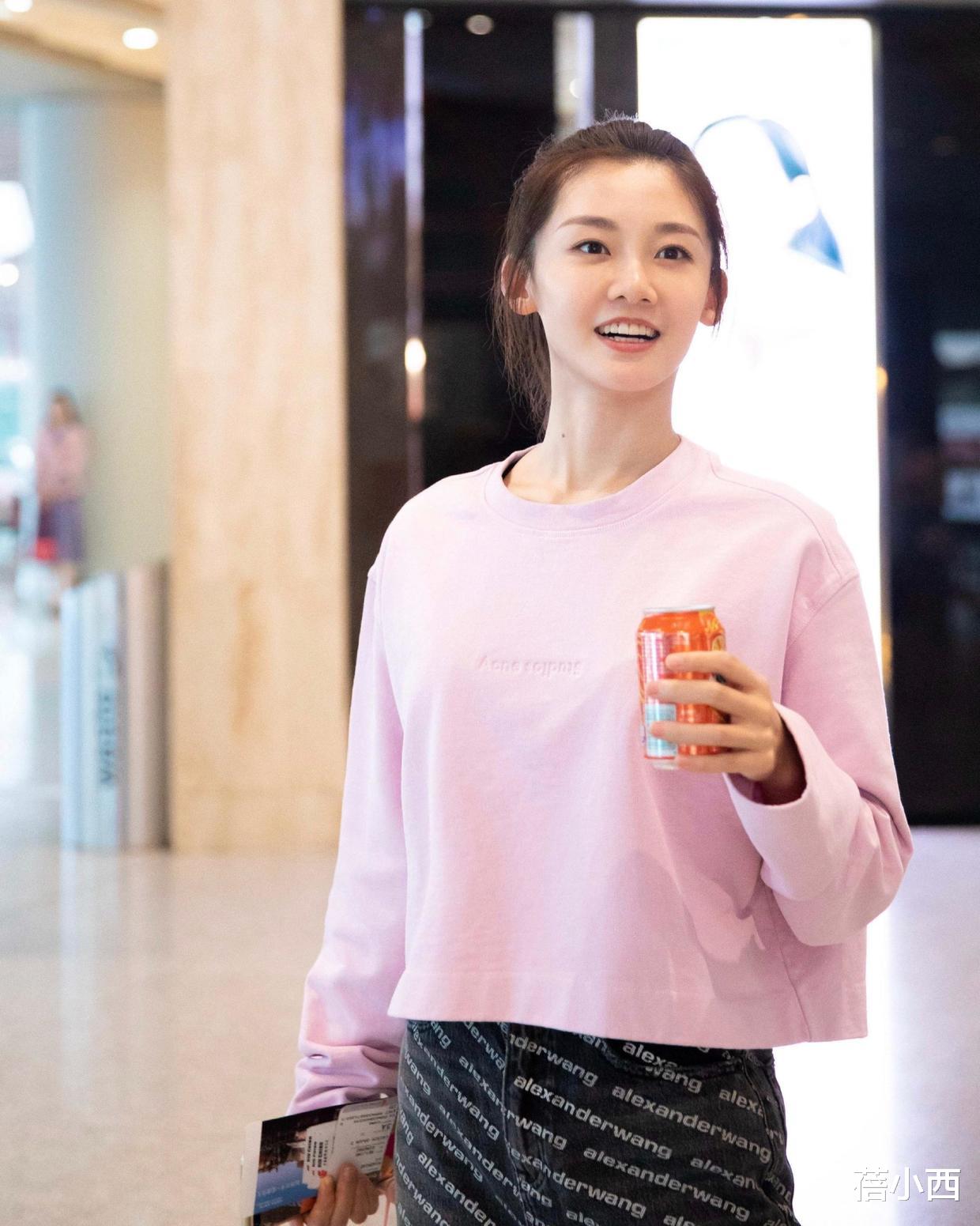 苗苗|郑恺老婆苗苗的气质真不假,穿T恤+印花裤就出门,真是无需美颜