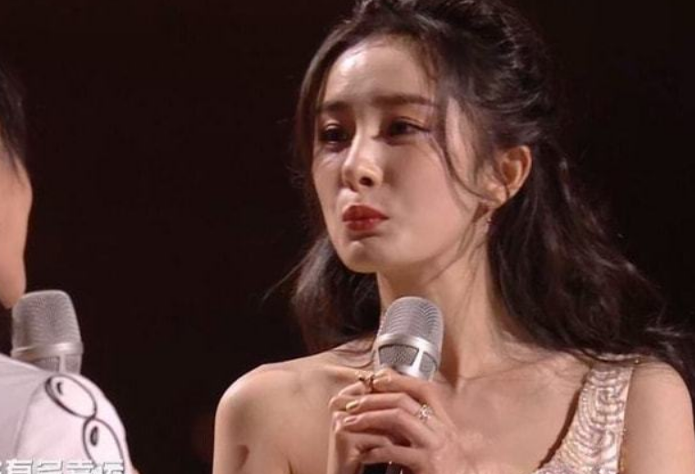 王一博|跨年夜争议多，baby瘦成排骨，王一博疑似假唱，杨幂夹子音遭吐槽