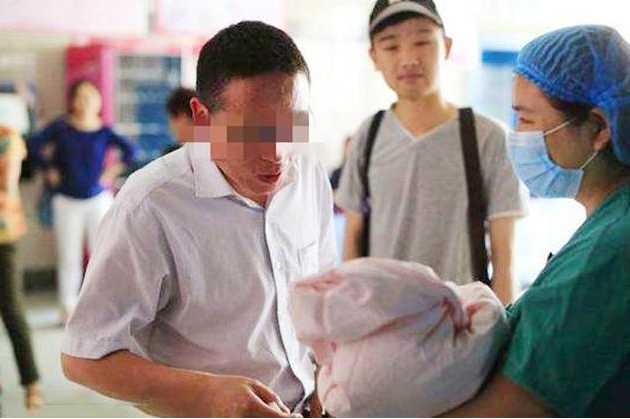 Ainee妈咪|新生儿出生后需要格外呵护,若是这4种人想来抱娃,家长记得拒绝