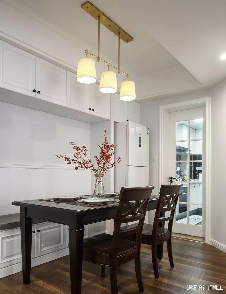 我们终于可以摆脱传统餐桌椅的陈设，靠墙打个卡座，底下还能做收纳