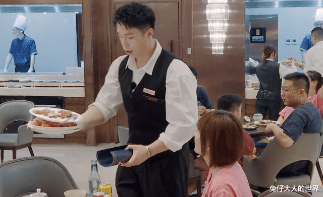 孟鹤堂|德云社孟鹤堂在团综落泪，搭档周九良安静陪在身边，这才是友情