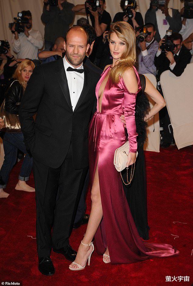 超模|54岁杰森·斯坦森要二次当爸，34岁超模未婚妻晒照“官宣”，孕肚隆起明显