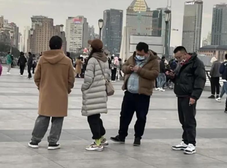 郑秀晶|黄渤外滩约会？女方自然挽住黄渤胳膊，怕引起注意刻意保持距离