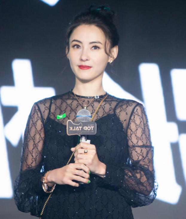 花絮|张柏芝穿“渔网裙”性感露面，裙摆长度仅15CM，儿子看完会咋想