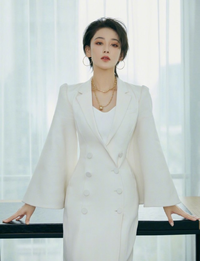 张馨予|张馨予与妈妈摘杨梅，养鱼逗狗生活惬意，被粉丝责怪事业心不强后发文回应