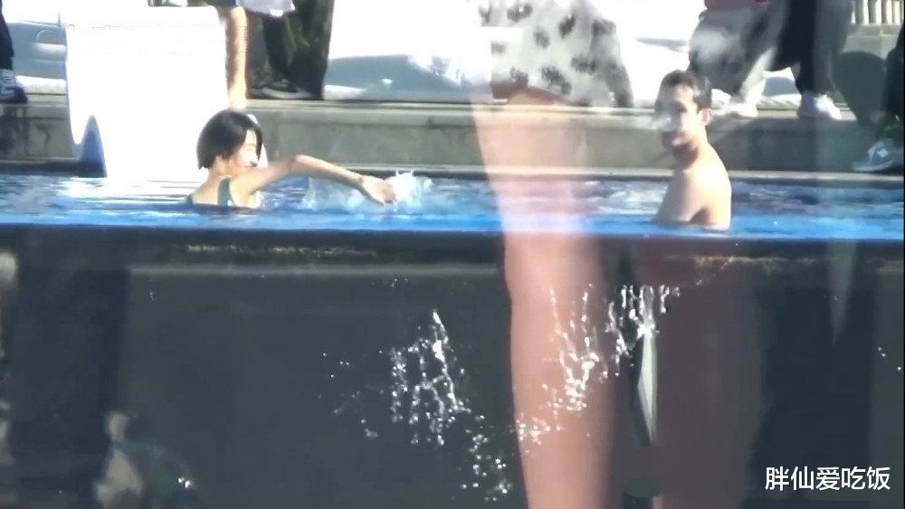 张子枫|张子枫长大了,穿丁字连体裤游泳,身材“发育过猛”