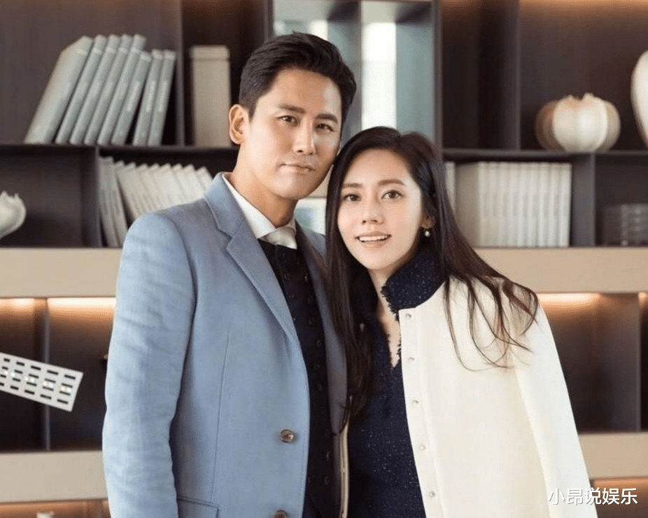 三德子|于晓光搂美女疑出轨，曾和妻子说出轨就一起死，宠妻人设让人心寒