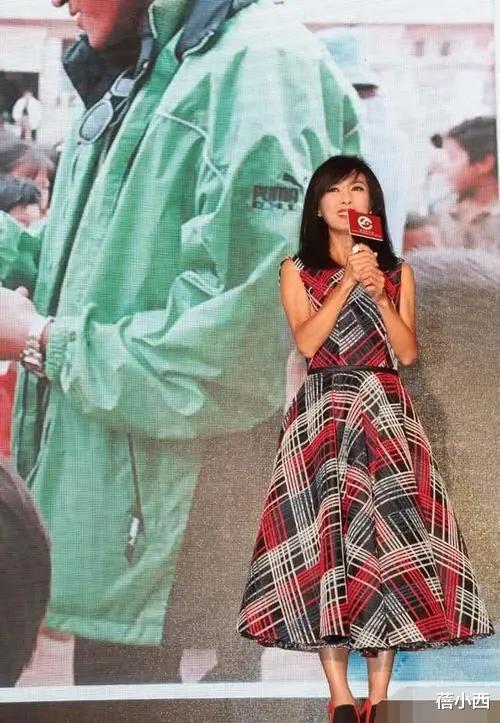 蓓小西|米雪真是65岁的年纪35岁的身材，穿挂脖上衣配阔腿裤，像个年轻人