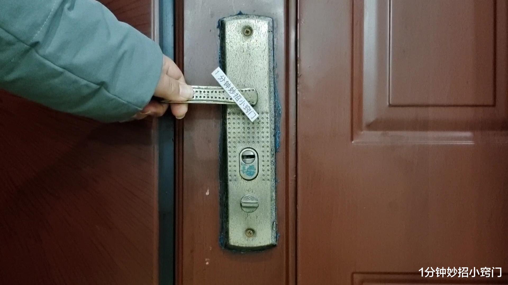 才发现,在门把手上放一个衣架,效果是真的厉害,回家抓紧试一试