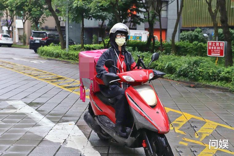 马卡龙|女星拒绝富商，与职员结婚，婚后送外卖养活3岁儿子