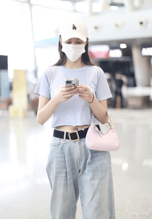 Ainee小屋|沈梦辰女团气质拿捏准确，穿衣服“空竹腰”，哪像是32岁女人