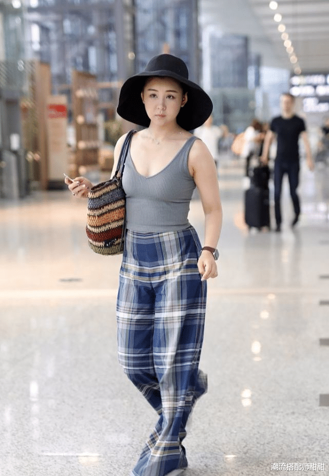 潮流搭配师甜甜 李小萌一家三口还挺幸福的，但当妈的李小萌，穿衣服一点不保守