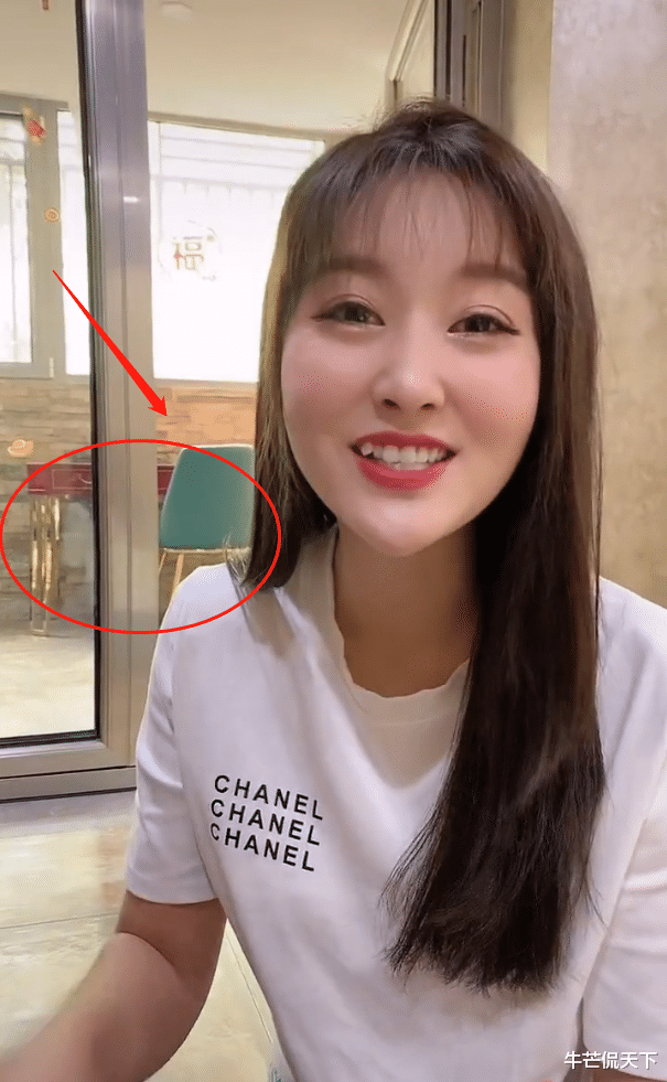 豪门明星|嘎子与小8岁娇妻同框，身材窈窕蝎子腿惊艳，豪宅奢华大到能练武