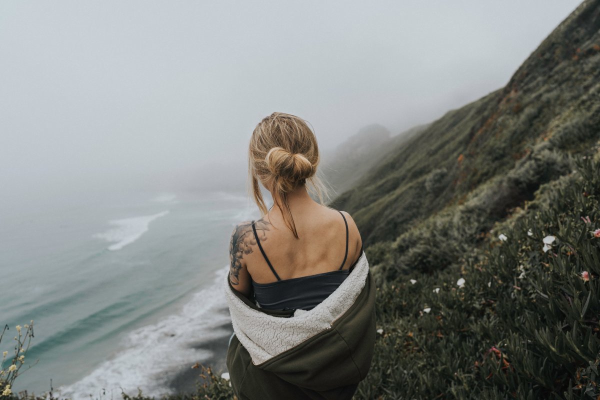 呆在阳光里的猫|口述:中年男人在外债30万躺平的生活下,该如何逆袭?