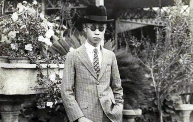 心悦雅萌|溥仪晚年去理发，一本正经问了理发师一个问题，惹得众人大笑