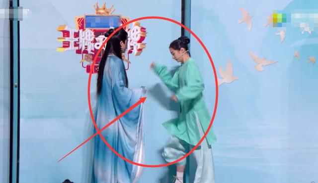 关晓彤|关晓彤被绊到扑向宋亚轩怀里，她的救场动作，堪称已有男友的典范