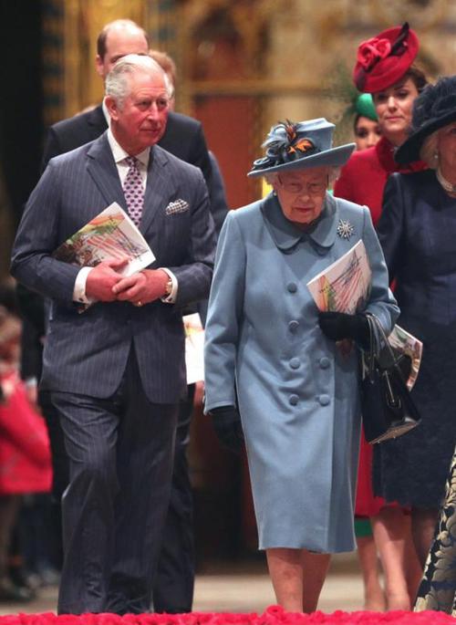 梅根與英王室巔峰對決一觸即發，94歲女王從容邁著小碎步款款而來-圖10