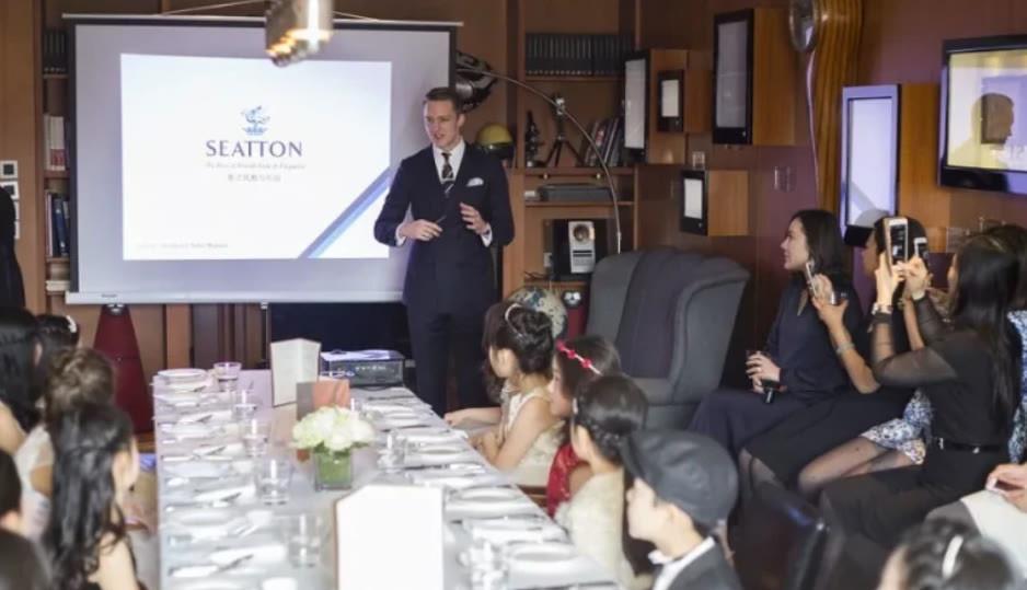 乘梦的小视界|“名媛速成班”照片曝光，给小孩戴上了王冠，就能培养成贵族吗？