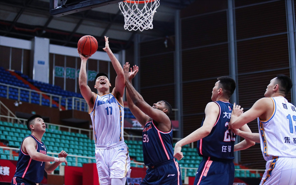 汤普森|3分4篮板！汤普森首秀低迷，遭首钢双塔完爆，关键时刻被杜锋弃用