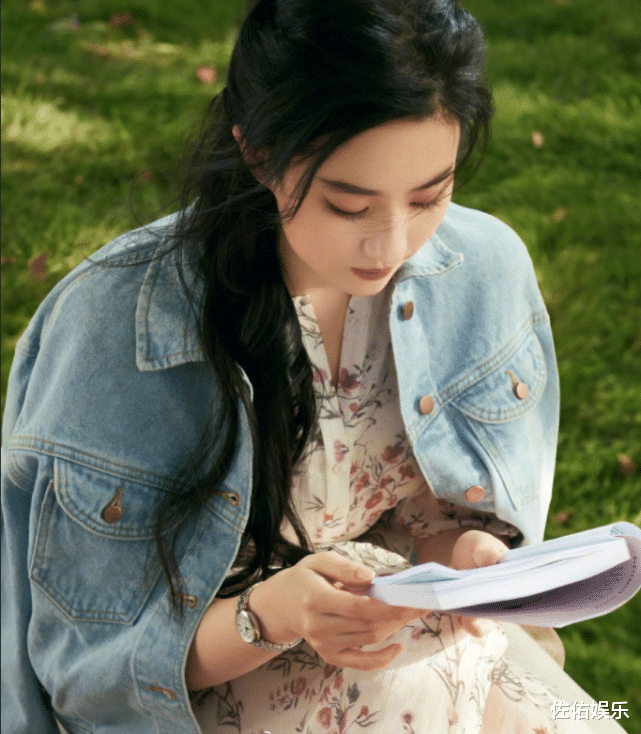 刘亦菲|刘亦菲最新美照曝光，逗猫看书超惬意，身姿曼妙颜值高