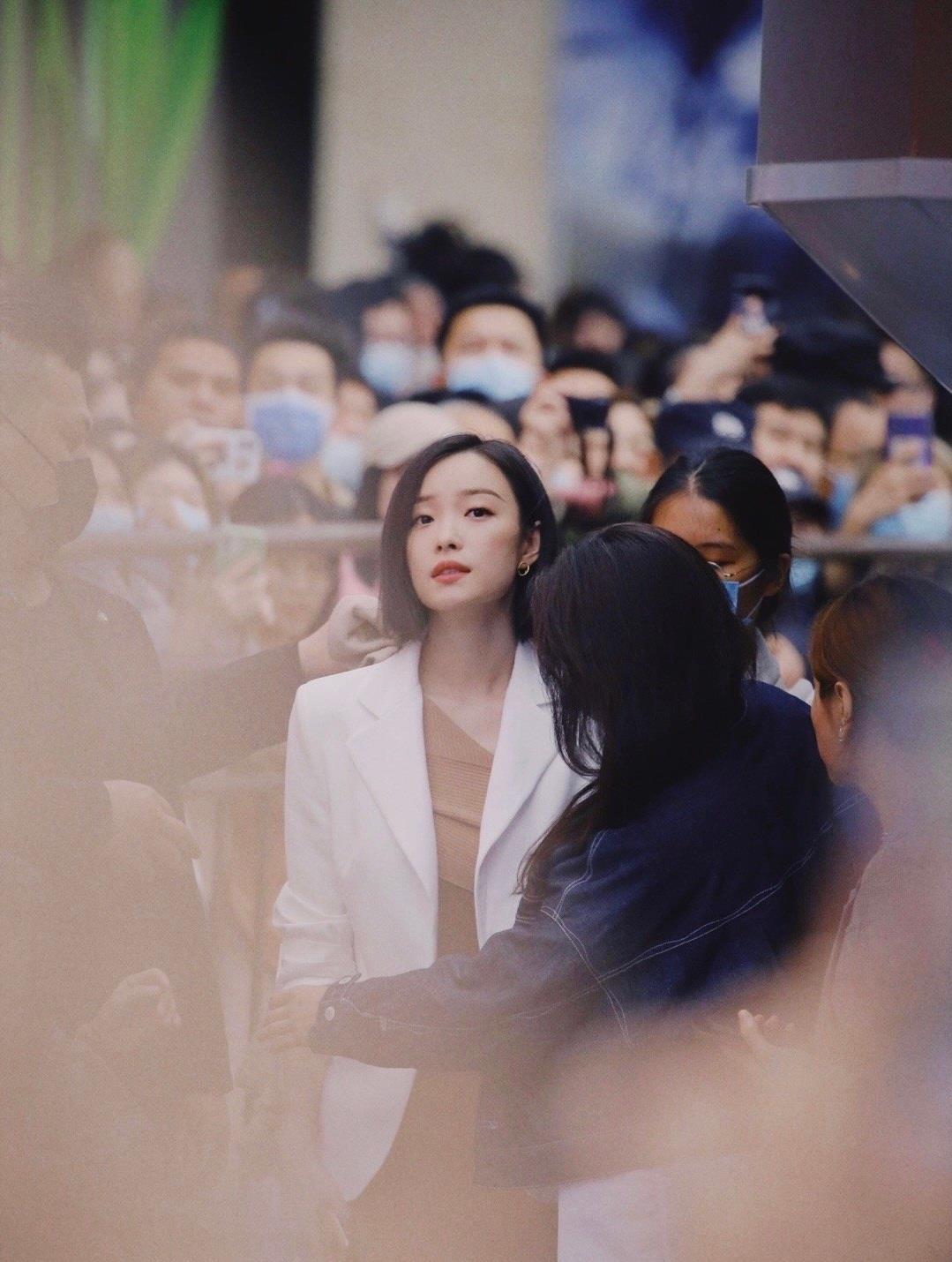 迪丽热巴|倪妮——人群中白成一道光！