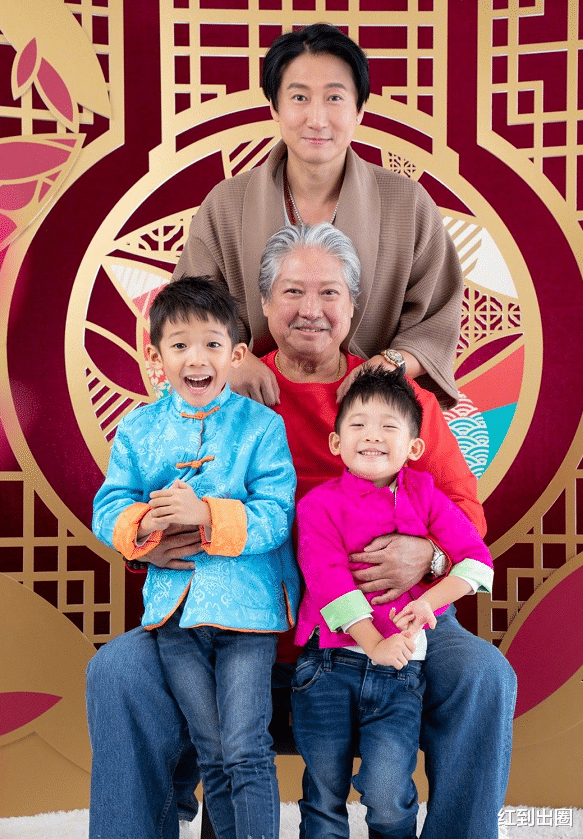 洪金宝|洪天宝庆祝70大寿近照曝光!戴金链子红光满面,祖孙三代拍全家福