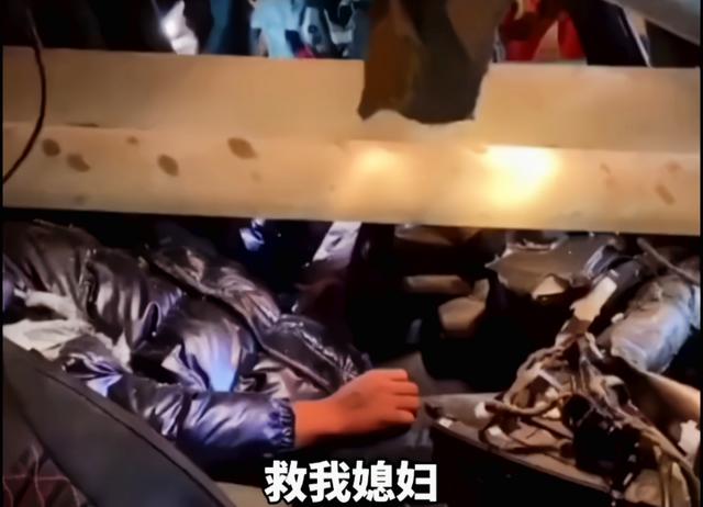 车祸被困男子哭喊:先救妻子,目前2人已分手,女友:我配不上他