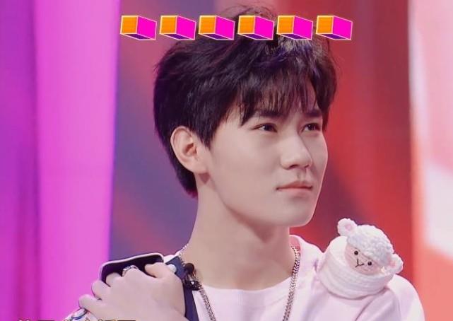 丁程鑫|妈妈惊喜亮相，张真源和丁程鑫的表情透露在家地位，怂的好快