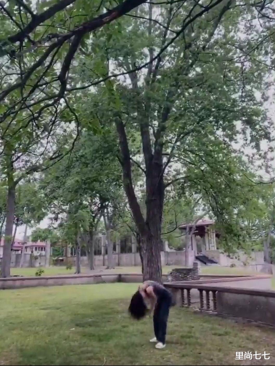 里尚七七|邵兵17岁龙凤胎女儿罕见晒照，在美国校园里溜达，撞脸Lisa太好看