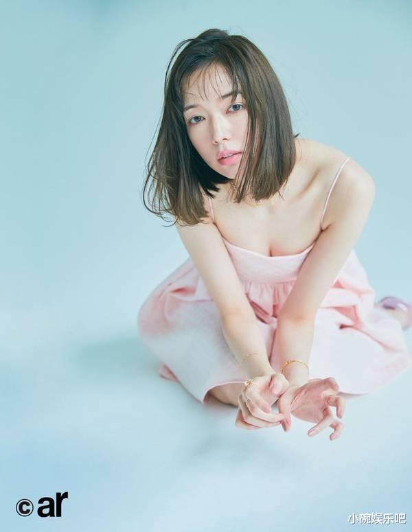 穿衣搭配|佐藤栞里,展现光泽肌肤的《AR》封面,展现出与平时不同的姿态