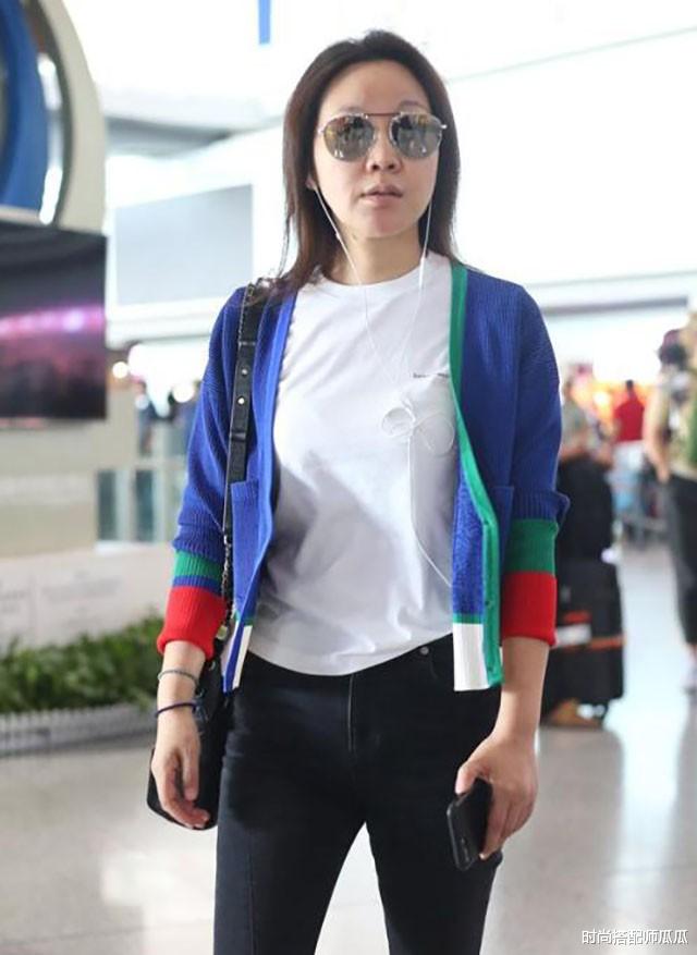 生肖|50岁闫妮状态好真实,穿白t黑裤素颜走机场,凹凸身材依然紧致