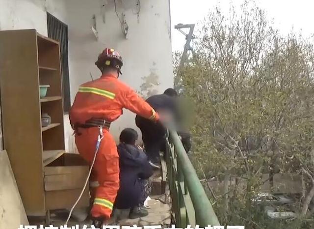 说热点故事会 冲动！河南一18岁男孩表白被女孩拒绝，精神崩溃持三齿钉耙欲跳楼