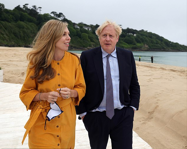 水果 英国首相带妻儿出国度假！夫人挺8个月孕肚，儿子金毛发型超可爱