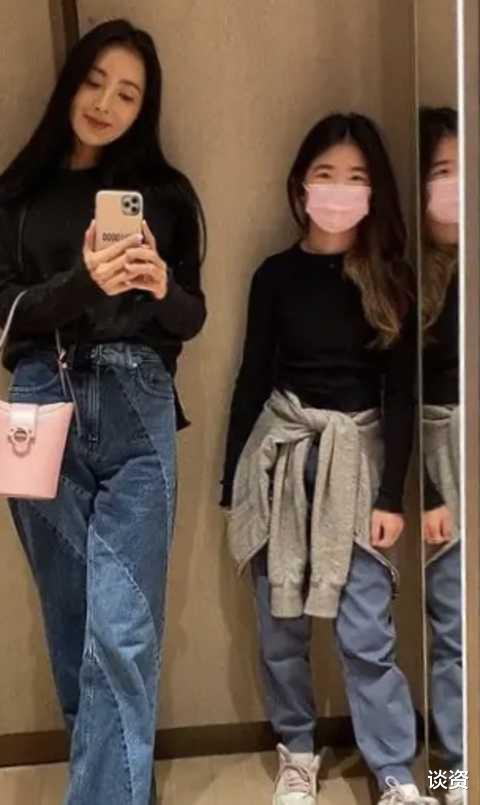 grace|曹格妻子晒与女儿合照,11岁Grace穿露脐装、染黄发,与童年判若两人