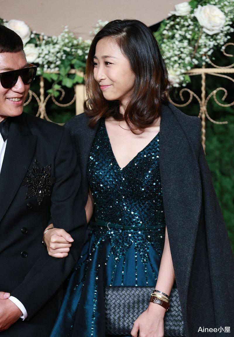 孙红雷|孙红雷真是有福气，妻子穿“锡纸裙”秀身材，看着比他还高一点