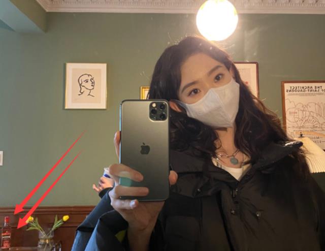 张艺凡|张艺凡晒客厅自拍，身后的“玻璃瓶”忘打码，网友：你才20岁啊