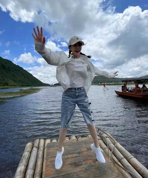 李小冉|45岁李小冉竹排上蹦跳！穿短裤露一截白皙腿，皮肤上蚊子包太真实