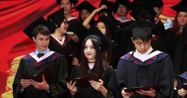 童书小窝|五国院士，美籍华裔科学家，悄悄给祖国输送20多名顶尖人才