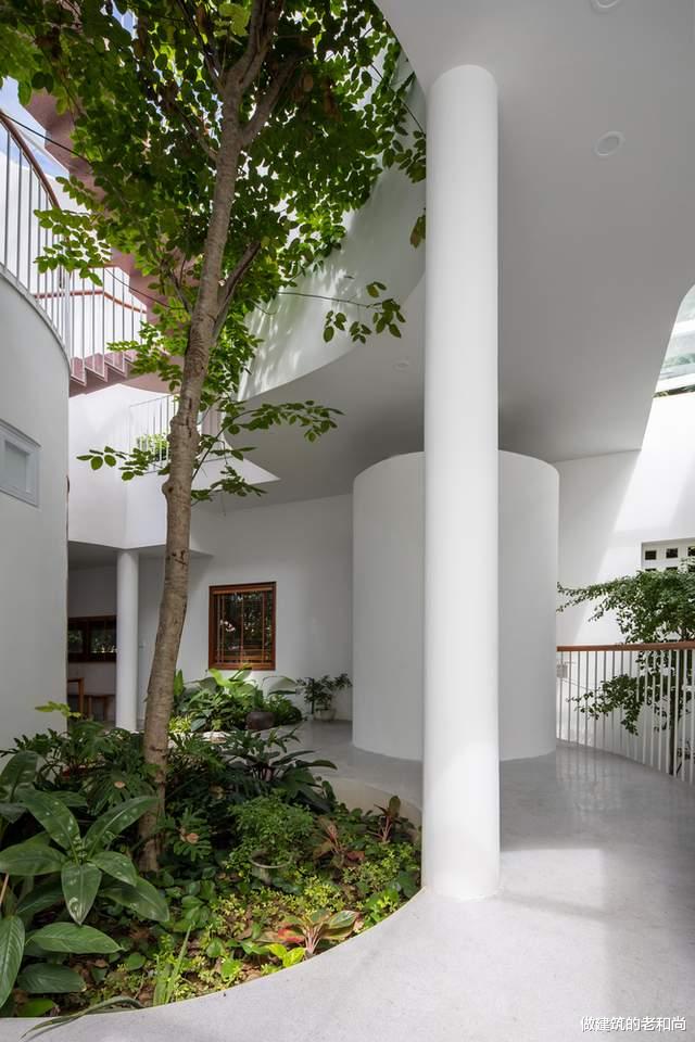 越南女服装设计师的家，当作一件艺术品来设计，空间丰富又有趣