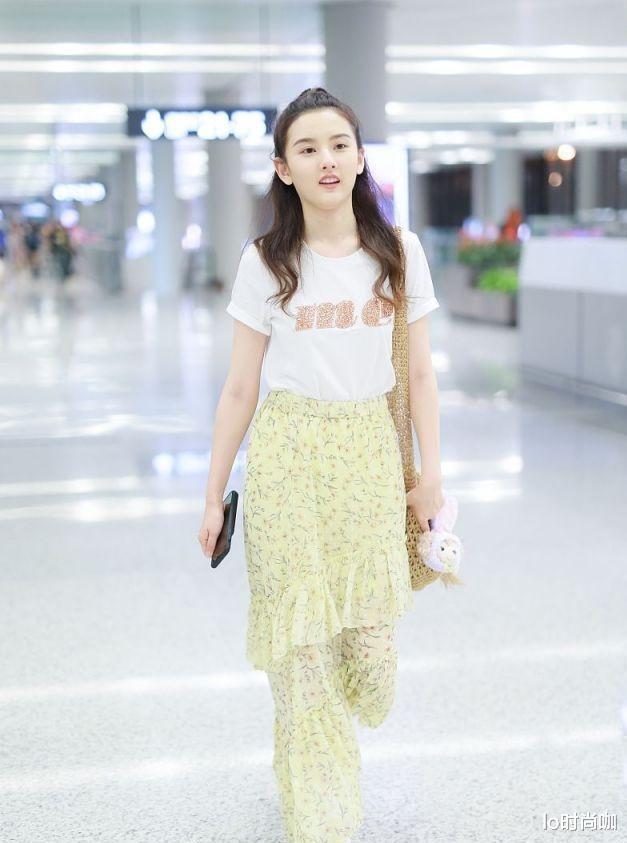 化妆|宋祖儿就算穿T恤都有大片感，清爽短发尽显少女感，身材好真任性